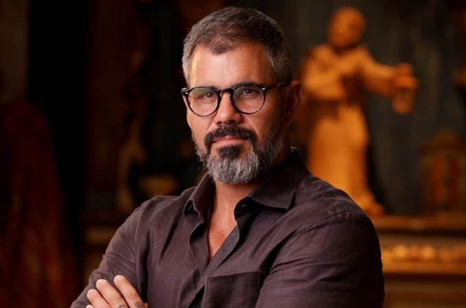 Juliano Cazarré cobra quase R$ 6 mil em ingresso 'premium' de evento que promete 'fortalecer homens'