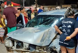 Carro colide contra parede de mercadinho e motorista fica preso às ferragens em Rio Largo