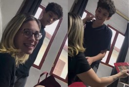 Jovem autista emociona ao comprar presente de Dia das Mães sozinho:
