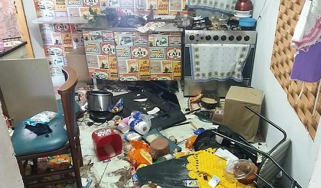 Vizinhos invadem e depredam casa onde menino era mantido em barril