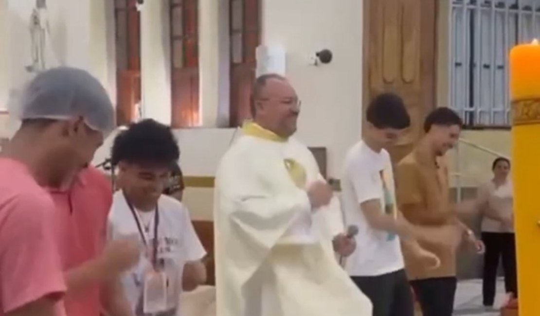 VÍDEO: Padre viraliza nas redes sociais ao dançar 'Passinho do Jamal' com jovens dentro da igreja