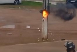 Fogo em poste de energia elétrica é registrado por popular perto do Planetário de Arapiraca