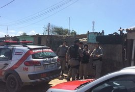 Operação policial cumpre mandados no bairro de Jacarecica, em Maceió