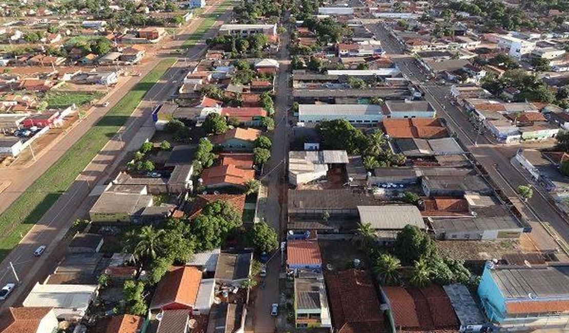Mulher espanca amante do namorado ao encontrá-la pelada na cozinha da casa dele