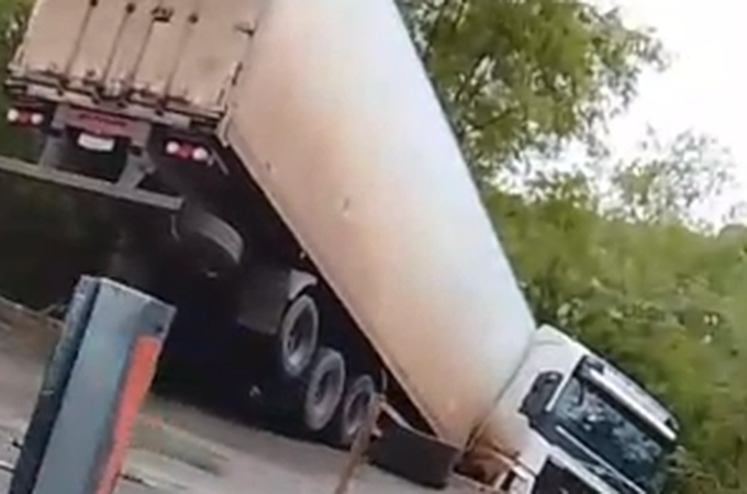 Caminhão sai da pista e cai em área de mata em Pilar