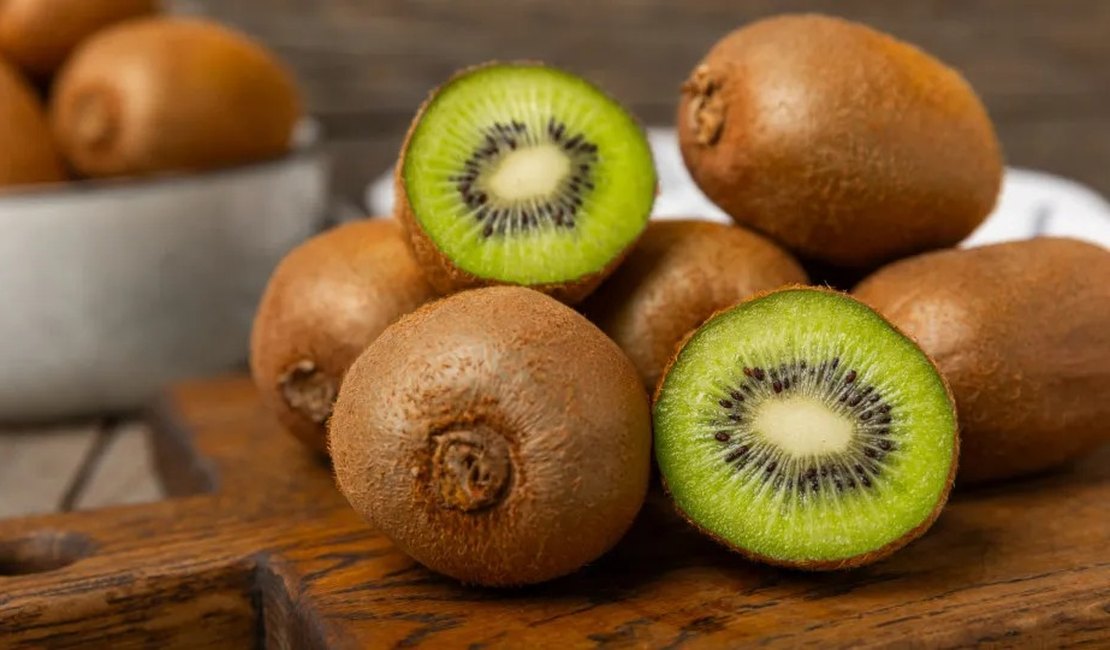Comer kiwi com casca faz bem? Veja 5 benefícios que muita gente ignora