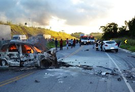 Uma pessoa morre e oito ficam feridas em acidente na BR 101