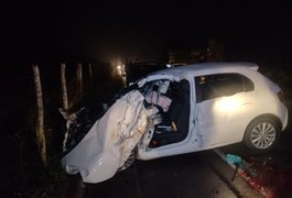 Motorista fica gravemente ferido após carro invadir a contramão e colidir em caminhão, na AL 115, no Agreste