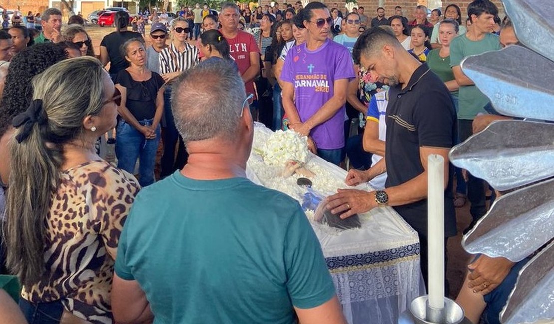 Adolescente de 15 anos que morreu em acidente com van escolar é sepultado em Coruripe