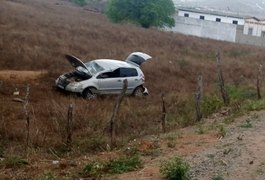Condutor cochila ao volante e capota carro na AL 115 em Palmeira dos Índios