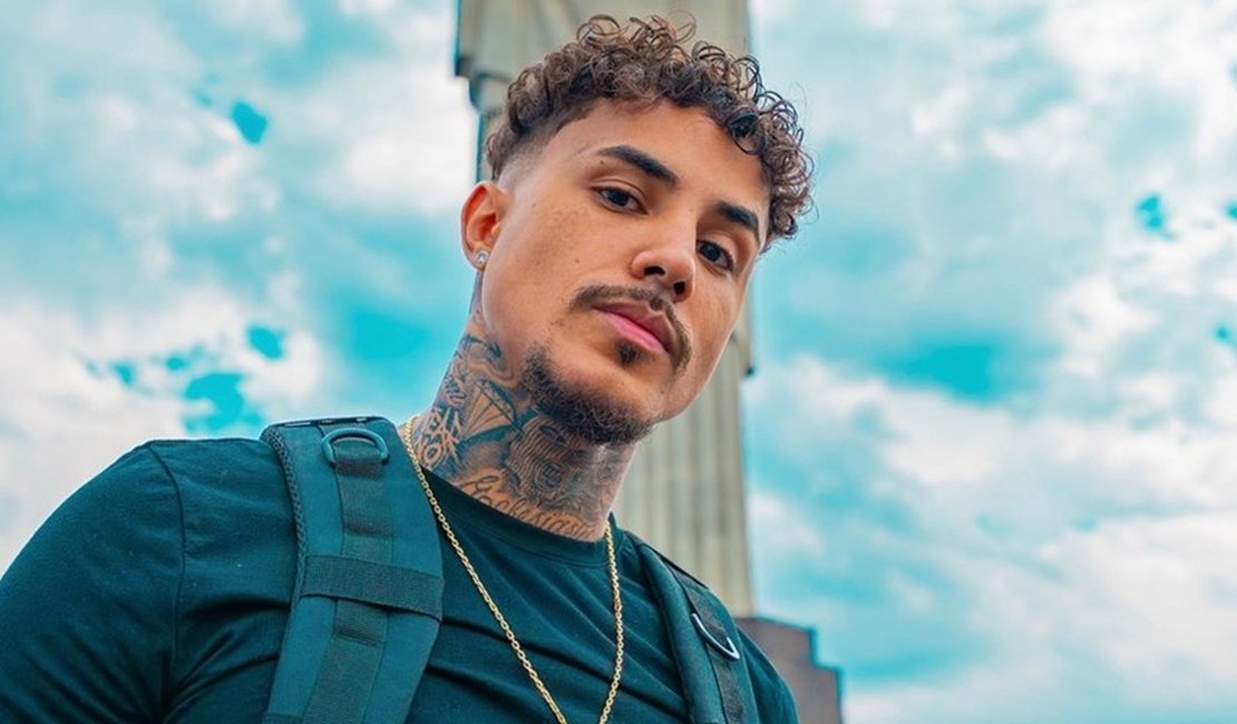 Produtora emite nota de repúdio contra MC Livinho após artista encerrar show em Maceió antes do tempo previsto
