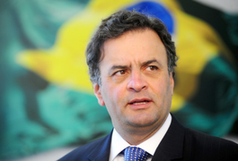 Aécio Neves vai a ato político em Curitiba e agradece apoio para o segundo turno