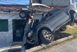 Motorista cochila e caminhonete colide contra poste em Marechal Deodoro