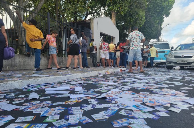 Manhã de domingo de eleição é marcada por grande derramamento de 'santinhos' pelas ruas de Arapiraca