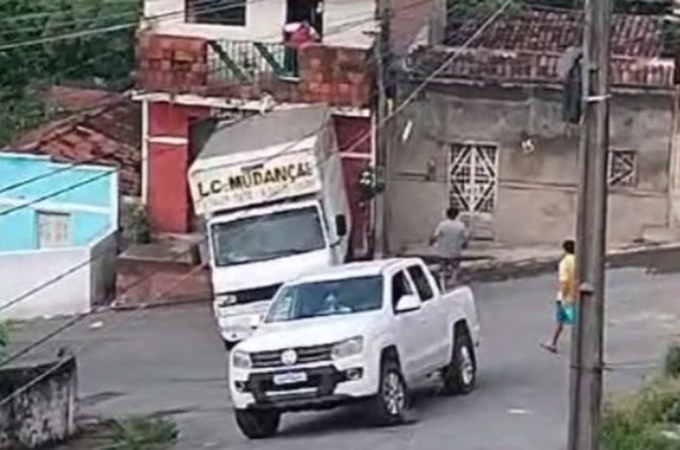 Caminhão-baú desce ladeira de ré e atinge bar em Palmeira dos Índios