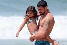 Que calor! Cauã Reymond leva Sofia à praia e exibe tanquinho de tirar o fôlego