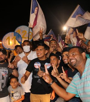 Túlio Freire recebe apoio de eleitores durante carreata histórica em Arapiraca