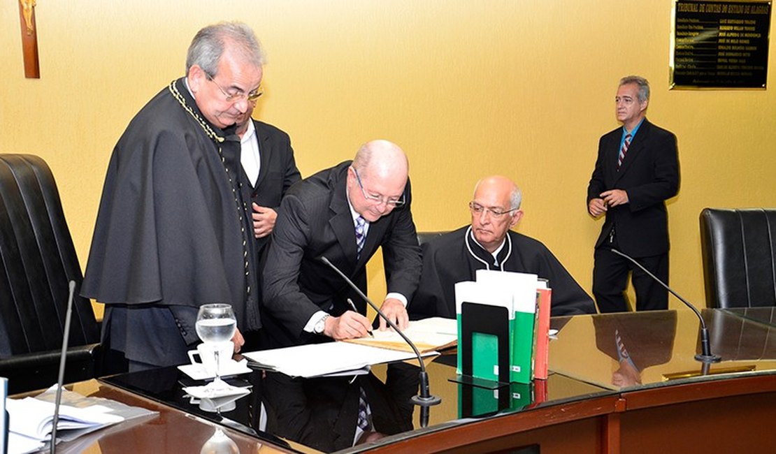 Fernando Toledo toma posse como conselheiro do Tribunal de Contas de Alagoas