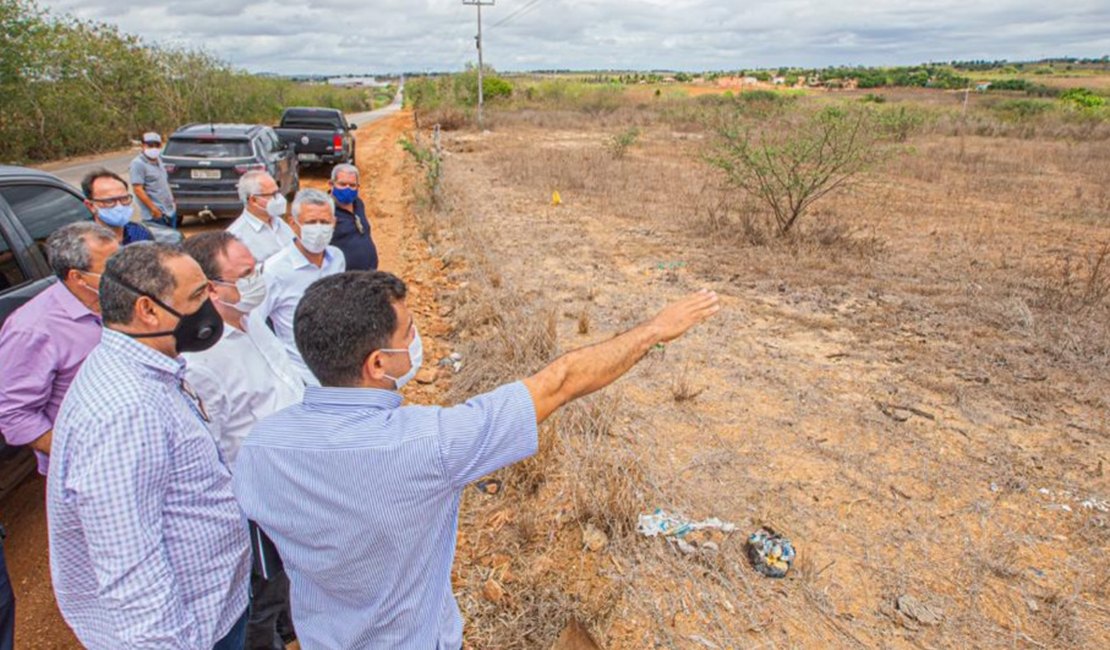 Luciano Barbosa e secretário de Estado avaliam terreno para construção do aeroporto de Arapiraca