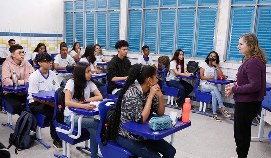 Estudantes da rede pública participam de concurso de redação da Esmal