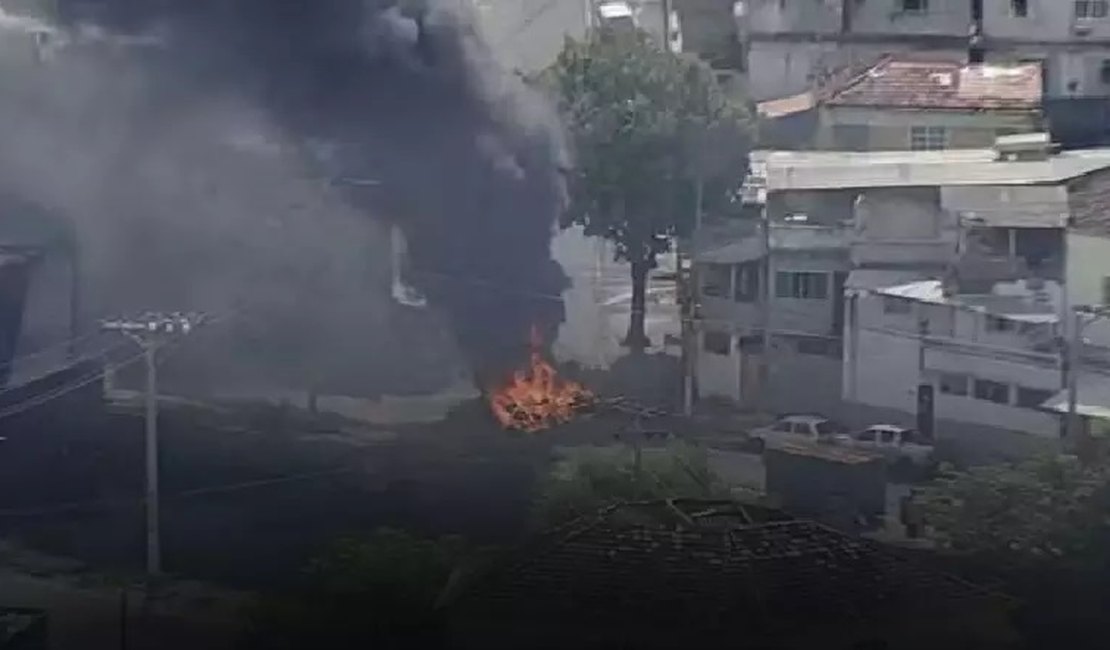 Helicóptero da PM é atingido por tiros durante operação no RJ e faz pouso forçado