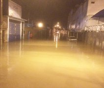 Chuva forte alaga ruas, engole carros e transborda riachos em Delmiro Gouveia