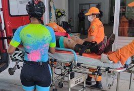 Vídeo: Carro e ônibus colidem e ciclista acaba sendo atingida em Limoeiro de Anadia