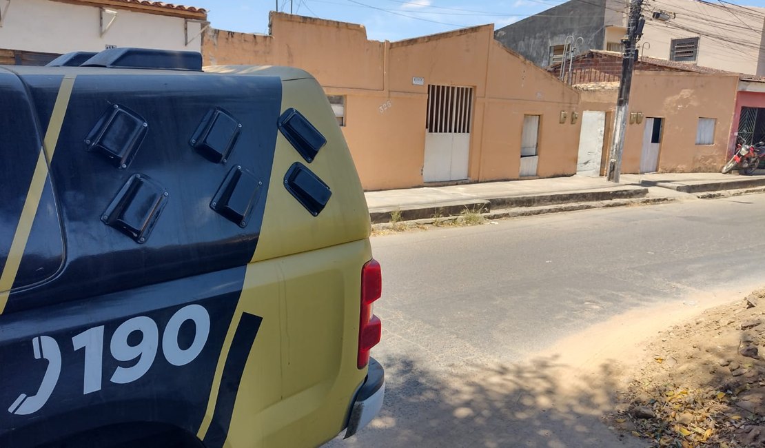 Idoso que morava sozinho é encontrado morto dentro de casa no Manoel Teles