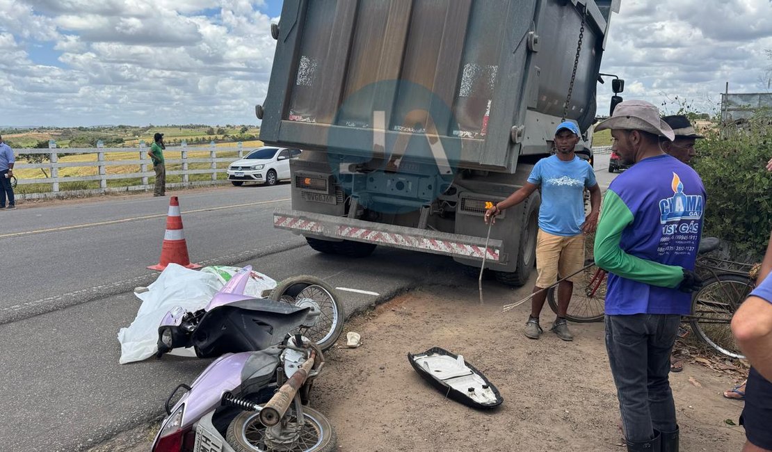 Homem morre em acidente envolvendo moto e caminhão caçamba, na AL-110, em Arapiraca