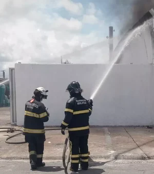 Escola abandonada é atingida por incêndio em Arapiraca