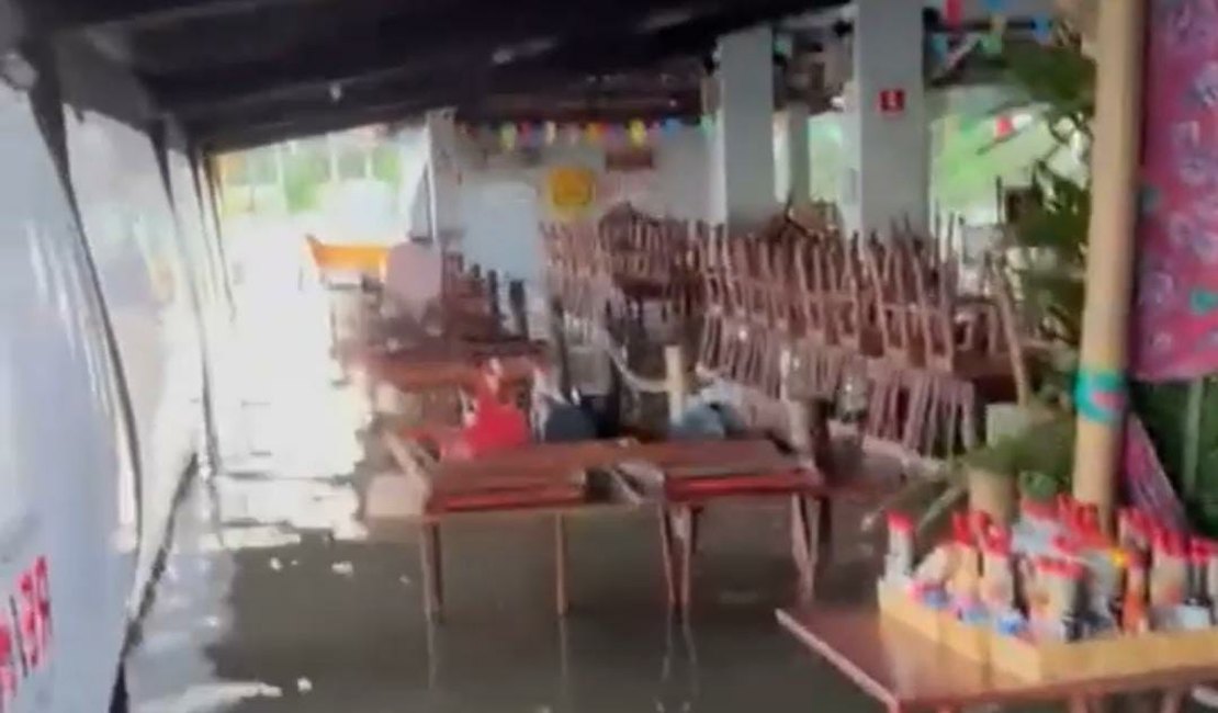 Nível de lagoa sobe e água invade restaurante Massagueirinha, em Marechal Deodoro