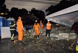 Homem ferido após desabamento de galpão no estacionamento do Jaraguá morre no HGE