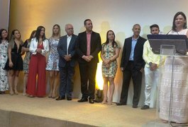 Rogério Teófilo entrega prêmio a empresa arapiraquense vencedora do Great Place to Work
