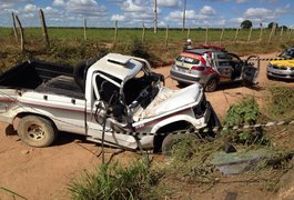 Caminhonete perde o controle, colide com árvore e motorista fica preso às ferragens em Arapiraca