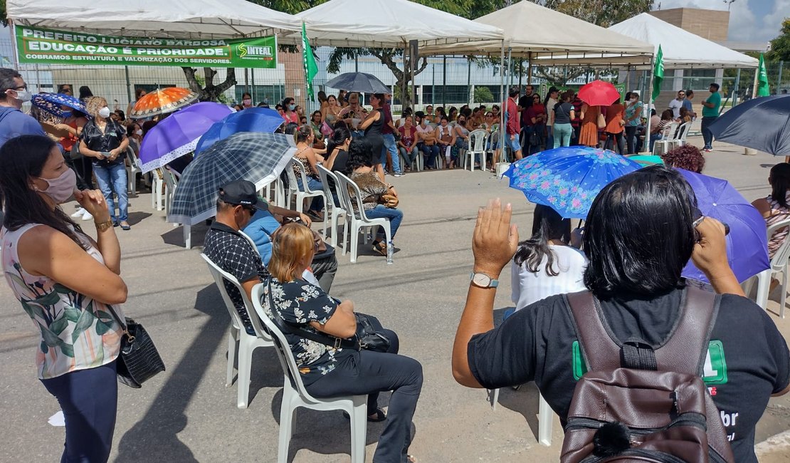 Sem reajuste, professores de Arapiraca realizam protesto na frente da Prefeitura
