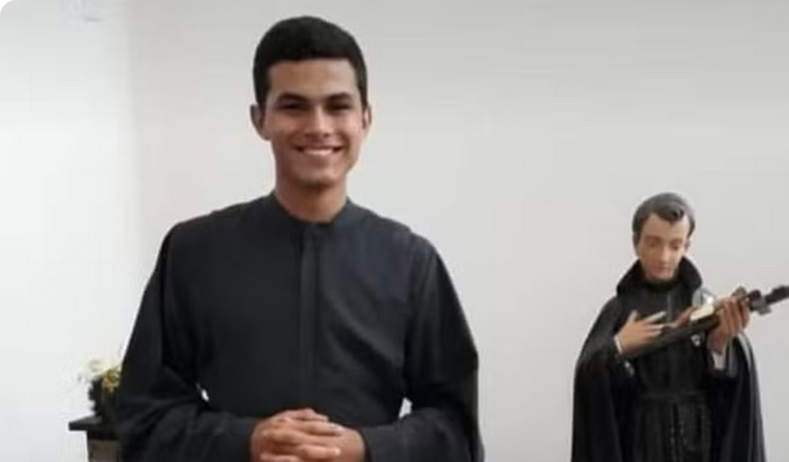 Jovem que queria ser padre deixa a vida religiosa para viver romance iniciado no seminário