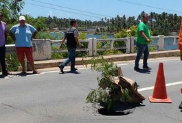 Buraco em ponte da Massagueira assusta condutores e deixa trânsito congestionado