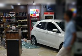 Veículo invade loja de conveniência de posto de combustíveis em Maceió