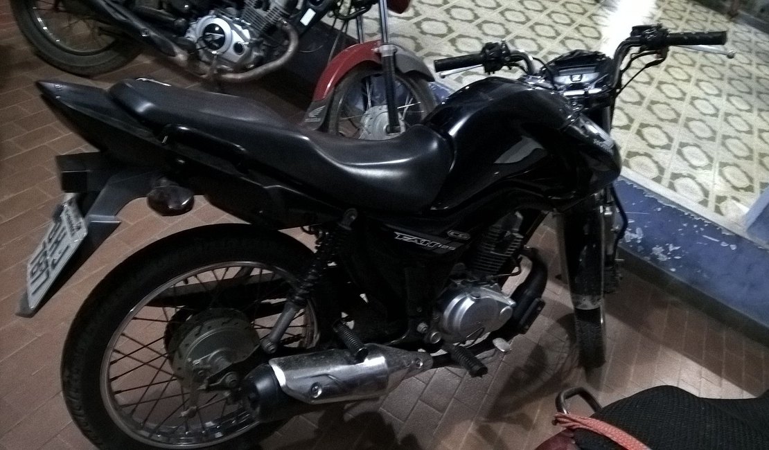 Radiopatrulha recupera moto roubada e três jovens são detidos, em Arapiraca