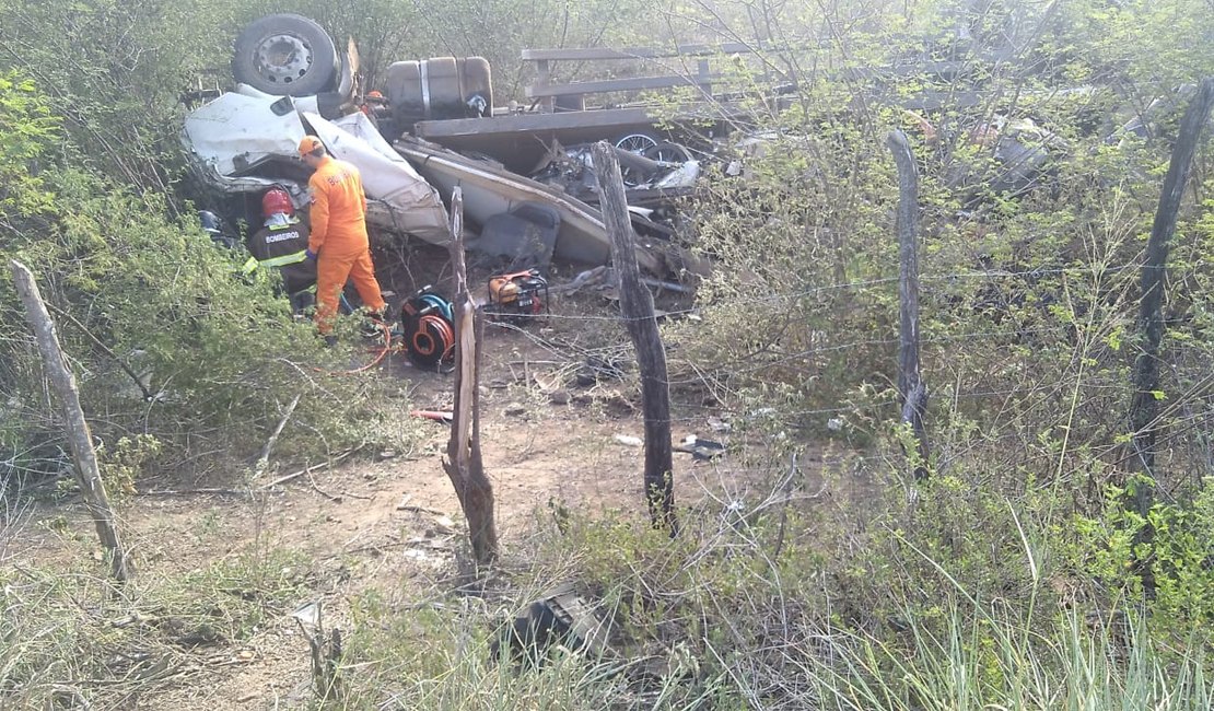 Acidente envolvendo carro e caminhão deixa um morto e um ferido no Agreste alagoano