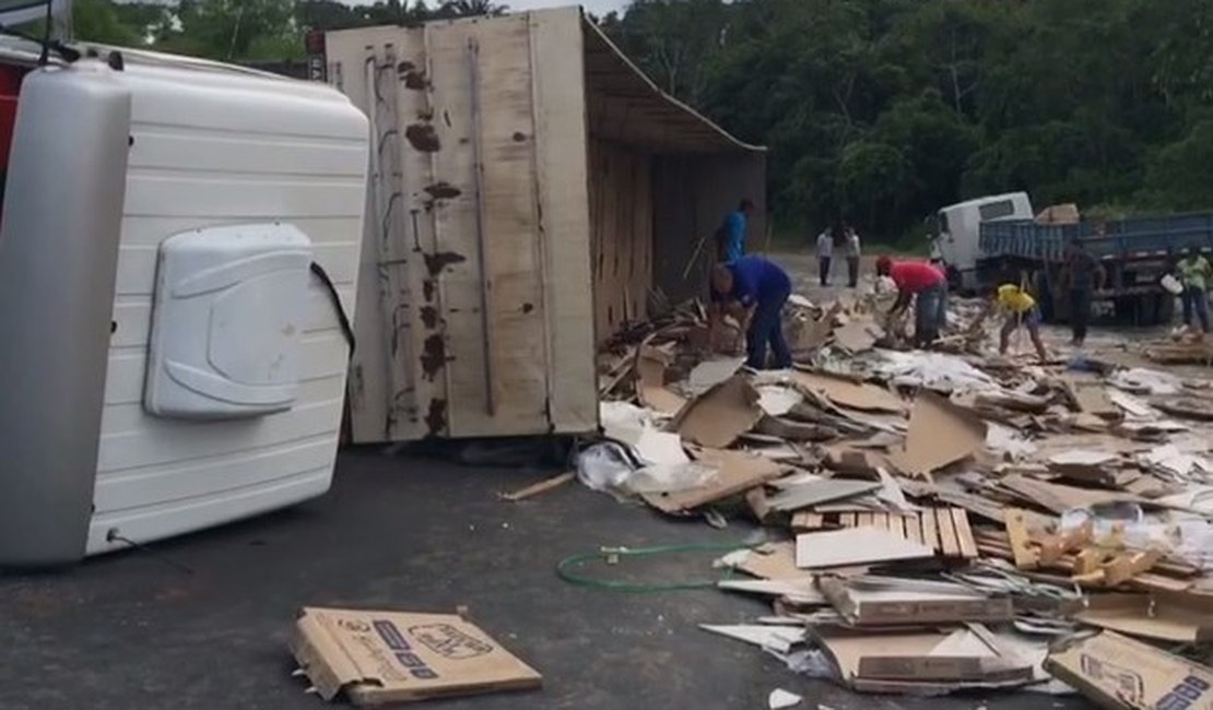 Acidente envolvendo carretas deixa feridos em trecho da BR-101 em Pilar