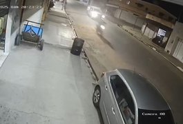 Imagens mostram adolescente fugindo em motocicleta após desobedecer ordem de parada da polícia em Palmeira dos Índios