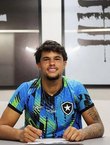 Botafogo assina primeiro contrato profissional de goleiro Bruninho Samudio