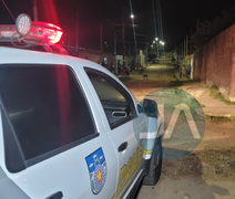 Jovem é morto a tiros na frente da mãe após ser levado até esquina por bandidos, em Arapiraca