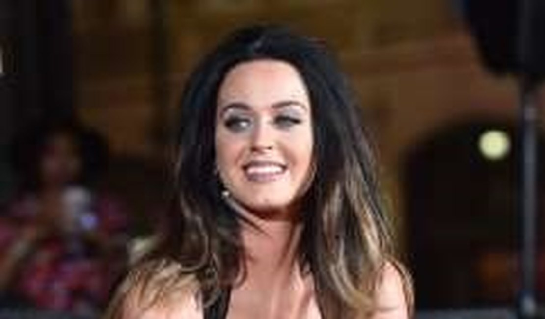 Katy Perry aposta em decote e pernas à mostra para première de filme nos EUA