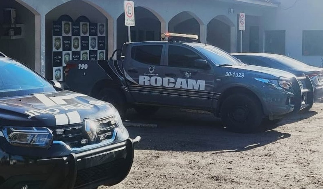 Homem com mandado de prisão por homicídio é preso dentro de ônibus na Rodoviária de Arapiraca