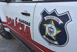 Mulher é presa acusada de ser conivente com abusos sexuais sofridos pela filha adolescente