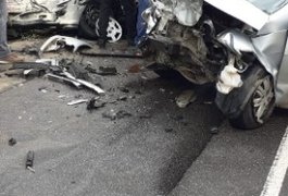 VÍDEO. Colisão entre táxi e carro de passeio deixa feridos na AL-101 Sul