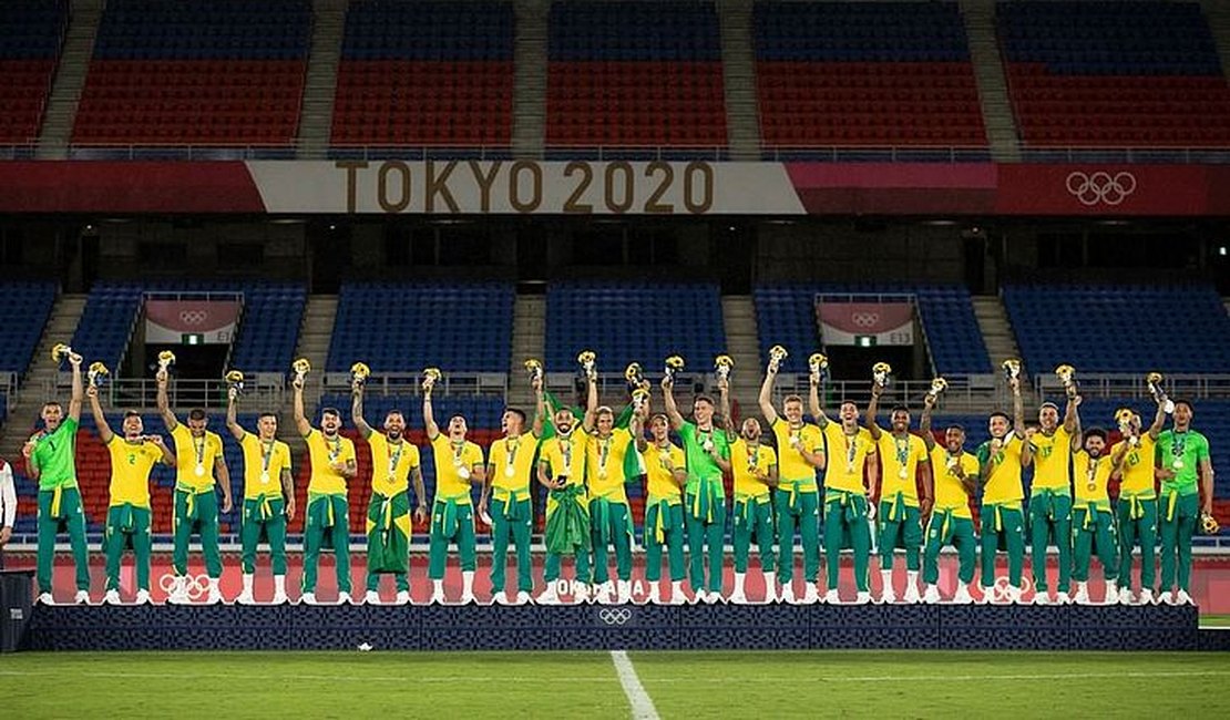 Jogadores da seleção de futebol escondem patrocinador do COB no pódio e causam desconforto