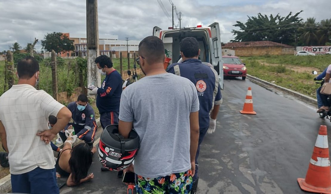 Jovem cai de motocicleta e fica ferida no bairro Santa Edwiges, em Arapiraca